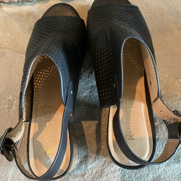 🔥 5/$25 Restricted Black Bootie Sandals Shoes Block Heels Women’s Size 8 - Picture 4 of 11